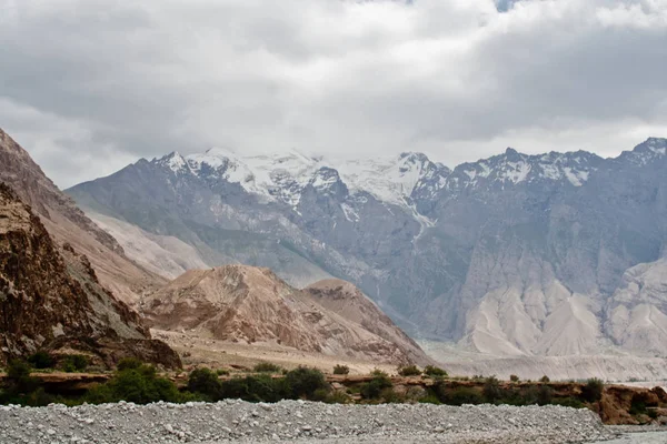 Kaşgar şehri yakınlarındaki Çin Pamir dağları. Orta Asya'da aktif yaşam, tırmanma, yürüyüş ve trekking için en iyi yer.