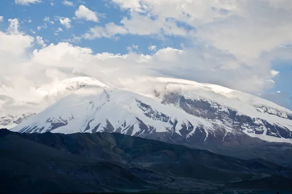 Kaşgar şehri yakınlarındaki Çin Pamir dağları. Orta Asya'da aktif yaşam, tırmanma, yürüyüş ve trekking için en iyi yer.