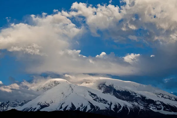 Kaşgar şehri yakınlarındaki Çin Pamir dağları. Orta Asya'da aktif yaşam, tırmanma, yürüyüş ve trekking için en iyi yer.