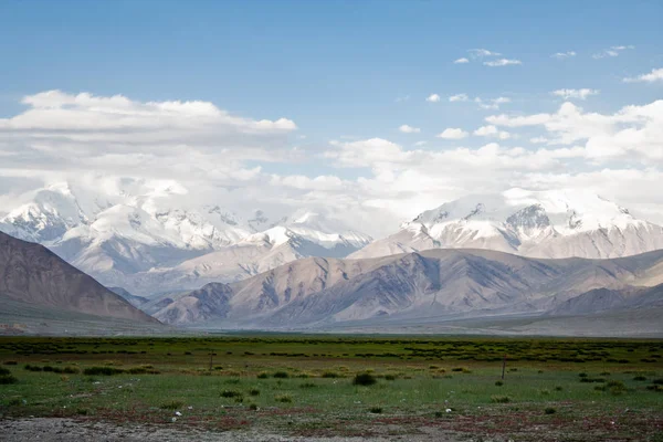 Kaşgar şehri yakınlarındaki Çin Pamir dağları. Orta Asya'da aktif yaşam, tırmanma, yürüyüş ve trekking için en iyi yer.