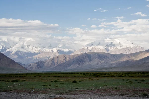 Kaşgar şehri yakınlarındaki Çin Pamir dağları. Orta Asya'da aktif yaşam, tırmanma, yürüyüş ve trekking için en iyi yer.