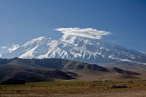Kaşgar şehri yakınlarındaki Çin Pamir dağları. Orta Asya'da aktif yaşam, tırmanma, yürüyüş ve trekking için en iyi yer.