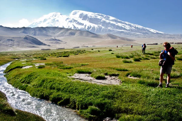 Sincan - Çin - Temmuz 2012: Kaşgar kenti yakınlarındaki Çin Pamir dağ yolda Turistler. Orta Asya'da aktif yaşam, tırmanma, yürüyüş ve trekking için en iyi yer