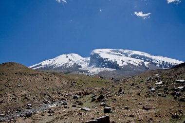 Kaşgar şehri yakınlarındaki Çin Pamir dağları. Orta Asya'da aktif yaşam, tırmanma, yürüyüş ve trekking için en iyi yer.