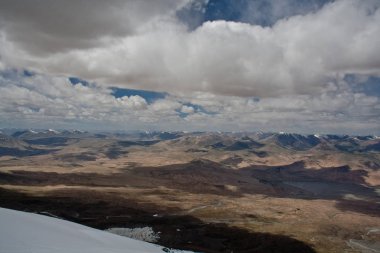 Kaşgar şehri yakınlarındaki Çin Pamir dağları. Orta Asya'da aktif yaşam, tırmanma, yürüyüş ve trekking için en iyi yer.