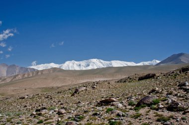 Kaşgar şehri yakınlarındaki Çin Pamir dağları. Orta Asya'da aktif yaşam, tırmanma, yürüyüş ve trekking için en iyi yer.