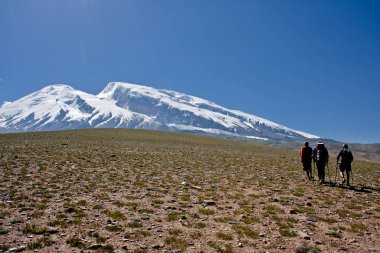 Sincan - Çin - Temmuz 2012: Kaşgar kenti yakınlarındaki Çin Pamir dağ yolda Turistler. Orta Asya'da aktif yaşam, tırmanma, yürüyüş ve trekking için en iyi yer