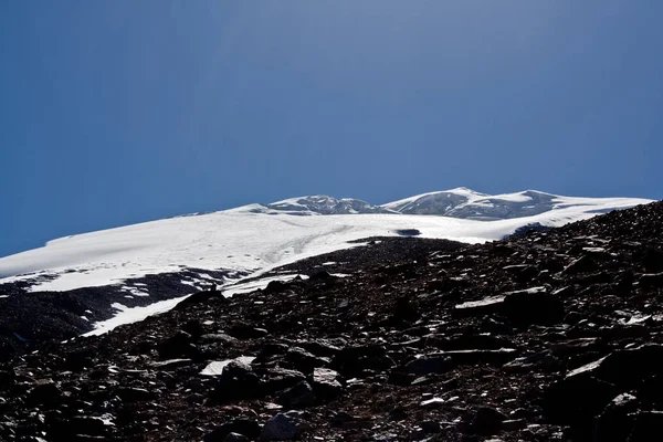 Kaşgar şehri yakınlarındaki Çin Pamir dağları. Orta Asya'da aktif yaşam, tırmanma, yürüyüş ve trekking için en iyi yer.