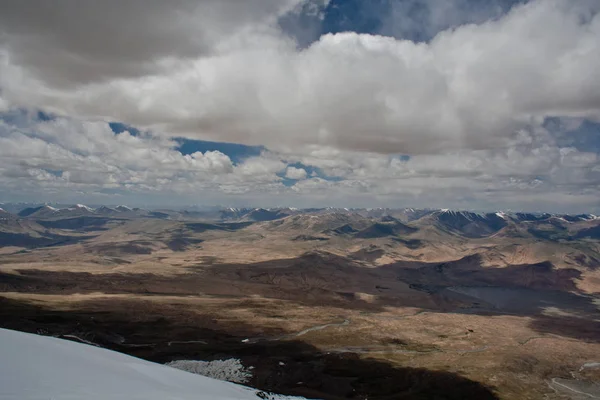 Kaşgar şehri yakınlarındaki Çin Pamir dağları. Orta Asya'da aktif yaşam, tırmanma, yürüyüş ve trekking için en iyi yer.