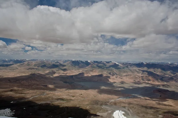 Kaşgar şehri yakınlarındaki Çin Pamir dağları. Orta Asya'da aktif yaşam, tırmanma, yürüyüş ve trekking için en iyi yer.