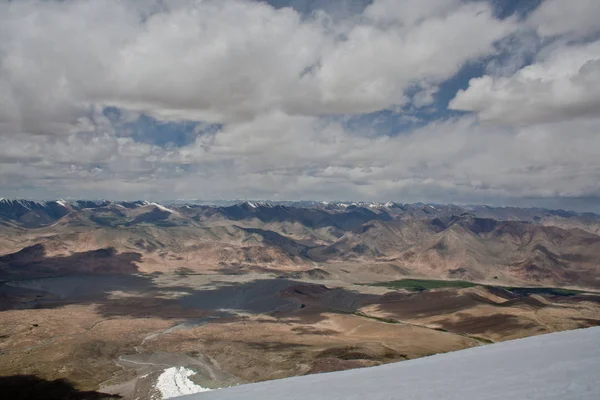 Kaşgar şehri yakınlarındaki Çin Pamir dağları. Orta Asya'da aktif yaşam, tırmanma, yürüyüş ve trekking için en iyi yer.
