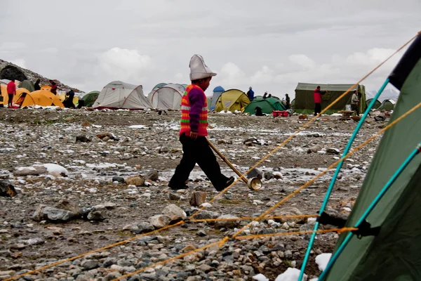 Sincan - Çin - Temmuz 2012: Kaşgar kenti yakınlarındaki Çin Pamir dağ yolda Turistler. Orta Asya'da aktif yaşam, tırmanma, yürüyüş ve trekking için en iyi yer