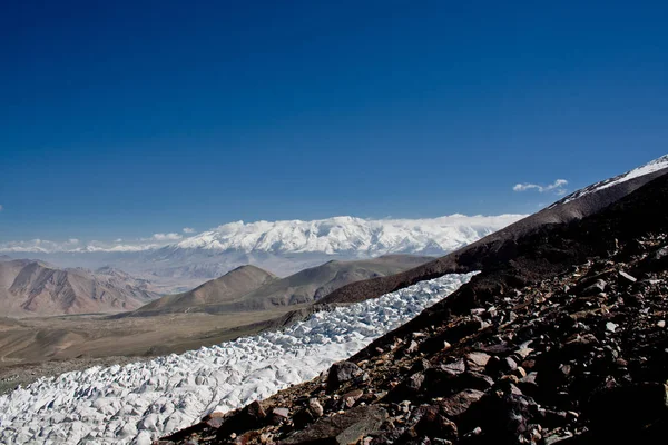 Kaşgar şehri yakınlarındaki Çin Pamir dağları. Orta Asya'da aktif yaşam, tırmanma, yürüyüş ve trekking için en iyi yer.