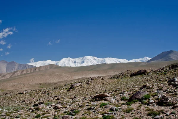 Kaşgar şehri yakınlarındaki Çin Pamir dağları. Orta Asya'da aktif yaşam, tırmanma, yürüyüş ve trekking için en iyi yer.