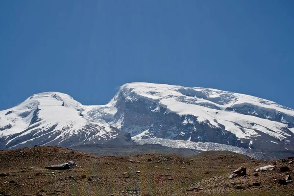 Kaşgar şehri yakınlarındaki Çin Pamir dağları. Orta Asya'da aktif yaşam, tırmanma, yürüyüş ve trekking için en iyi yer.