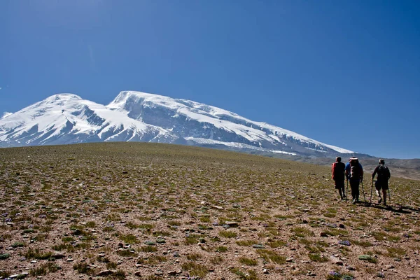 Sincan - Çin - Temmuz 2012: Kaşgar kenti yakınlarındaki Çin Pamir dağ yolda Turistler. Orta Asya'da aktif yaşam, tırmanma, yürüyüş ve trekking için en iyi yer