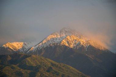 Almaty, Kazakistan yakınlarındaki dağların manzarası