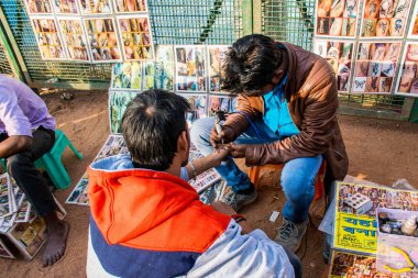 Delhi, Hindistan - Ocak 2018: Yeni Delhi Şehir Merkezi 'nde Hindistan' ın ünlü kapısı yakınlarında dövme yapan dövme ustası