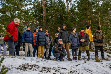 Karelia 'nın Rusya' da kış mevsiminde Donmuş Göl 'e yaptığı gezi sırasında turistler