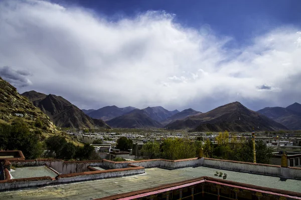 甘登寺等圣地上的中国古城 — 图库照片