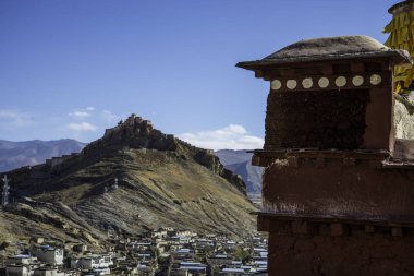 Orta Tibet'te Gyandze şehrinin büyüleyici panoraması ve antik bir fort.