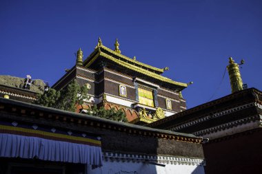 Orta Tibet'te Gyandze şehrinin büyüleyici panoraması ve antik bir fort.
