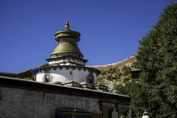 西藏中部吉安泽市和古堡的迷人全景 — 图库照片