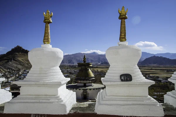 西藏中部甘采 2019年5月 西藏最大的佛教佛塔在寺院佩尔霍乔德的佛塔昆布 翻译是 千佛之塔 — 图库照片