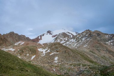 Kok-Tobe tepesinden Almatı şehrine yakın Tian Shan dağlarında muhteşem gün batımı manzarası 