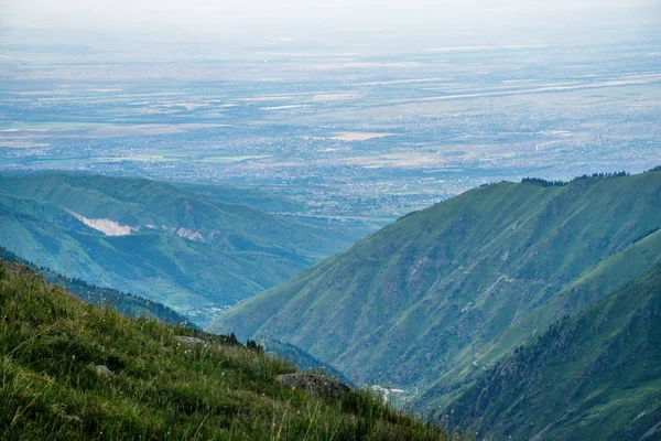 Increíble Vista Atardecer Las Montañas Tian Shan Cerca Ciudad Almaty — Foto de Stock