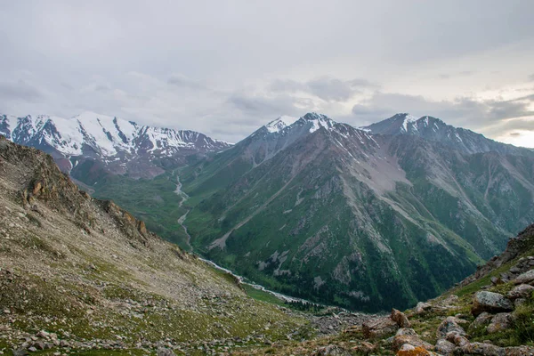 Increíble Vista Atardecer Las Montañas Tian Shan Cerca Ciudad Almaty —  Fotos de Stock