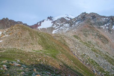 Kok-Tobe tepesinden Almatı şehrine yakın Tian Shan dağlarında muhteşem gün batımı manzarası 