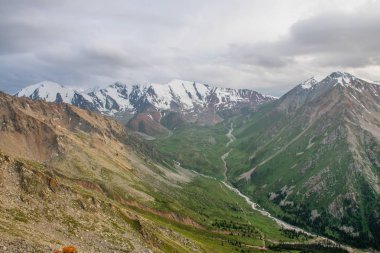 Kok-Tobe tepesinden Almatı şehrine yakın Tian Shan dağlarında muhteşem gün batımı manzarası 