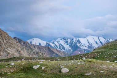 Kok-Tobe tepesinden Almatı şehrine yakın Tian Shan dağlarında muhteşem gün batımı manzarası 