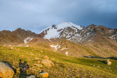 Kok-Tobe tepesinden Almatı şehrine yakın Tian Shan dağlarında muhteşem gün batımı manzarası 