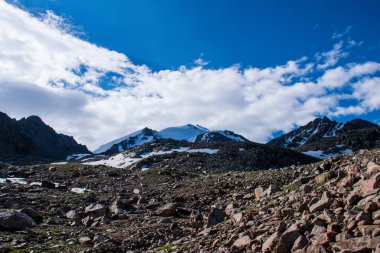 Kok-Tobe tepesinden Almatı şehrine yakın Tian Shan dağlarında muhteşem gün batımı manzarası 