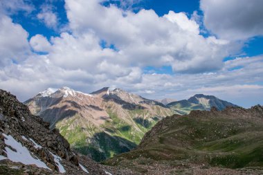 Bulutlu havalarda Almaty yakınlarındaki Orta Asya'da Tian Shan dağlarında kayalar ve buz ile Mermer Duvar tepe amazing sabah görünümü. Kazakistan'da tırmanma, yürüyüş ve trekking için en iyi yer