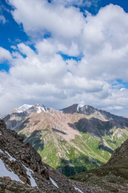 Bulutlu havalarda Almaty yakınlarındaki Orta Asya'da Tian Shan dağlarında kayalar ve buz ile Mermer Duvar tepe amazing sabah görünümü. Kazakistan'da tırmanma, yürüyüş ve trekking için en iyi yer