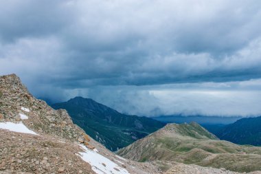 Bulutlu havalarda Almaty yakınlarındaki Orta Asya'da Tian Shan dağlarında kayalar ve buz ile Mermer Duvar tepe amazing sabah görünümü. Kazakistan'da tırmanma, yürüyüş ve trekking için en iyi yer