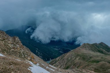 Bulutlu havalarda Almaty yakınlarındaki Orta Asya'da Tian Shan dağlarında kayalar ve buz ile Mermer Duvar tepe amazing sabah görünümü. Kazakistan'da tırmanma, yürüyüş ve trekking için en iyi yer