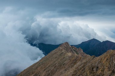 Bulutlu havalarda Almaty yakınlarındaki Orta Asya'da Tian Shan dağlarında kayalar ve buz ile Mermer Duvar tepe amazing sabah görünümü. Kazakistan'da tırmanma, yürüyüş ve trekking için en iyi yer