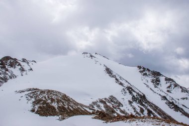 Kok-Tobe tepesinden Almatı şehrine yakın Tian Shan dağlarında muhteşem gün batımı manzarası 