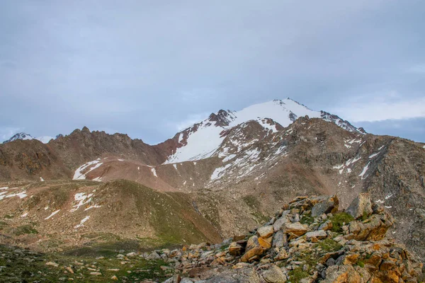 Εκπληκτική Θέα Στο Ηλιοβασίλεμα Στα Βουνά Tian Shan Κοντά Στην — Φωτογραφία Αρχείου