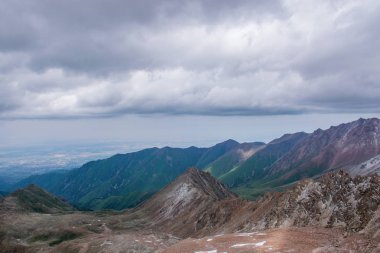 Bulutlu havalarda Almaty yakınlarındaki Orta Asya'da Tian Shan dağlarında kayalar ve buz ile Mermer Duvar tepe amazing sabah görünümü. Kazakistan'da tırmanma, yürüyüş ve trekking için en iyi yer