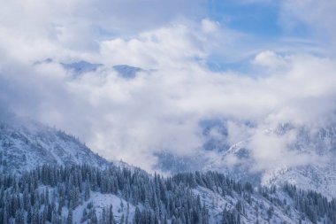 Askat köyü yakınlarındaki Altay Dağları'ndaki Suganda Kutsal Dağı. Sibirya'da Rus kışı