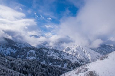 Askat köyü yakınlarındaki Altay Dağları'ndaki Suganda Kutsal Dağı. Sibirya'da Rus kışı