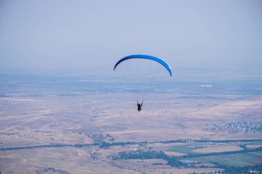 Ushkonir, Tian-Shan, Kazakistan dağlarında yamaç paraşütü yapan insanların manzarası