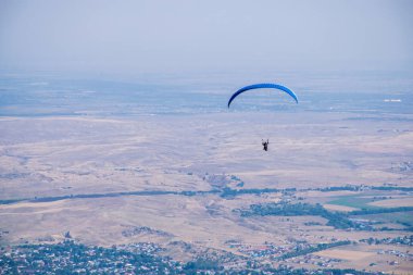 Ushkonir, Tian-Shan, Kazakistan dağlarında yamaç paraşütü yapan insanların manzarası