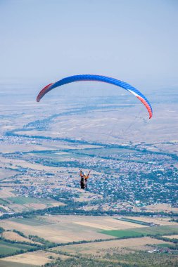 Ushkonir, Tian-Shan, Kazakistan dağlarında yamaç paraşütü yapan insanların manzarası