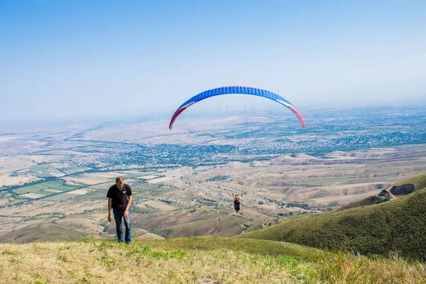 Blick Auf Gleitschirmflieger Den Bergen Von Uschkonir Tian Shan Kasachstan — Stockfoto